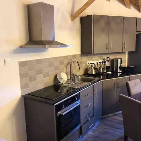 To Spiti Tou Faliari Platanistasa